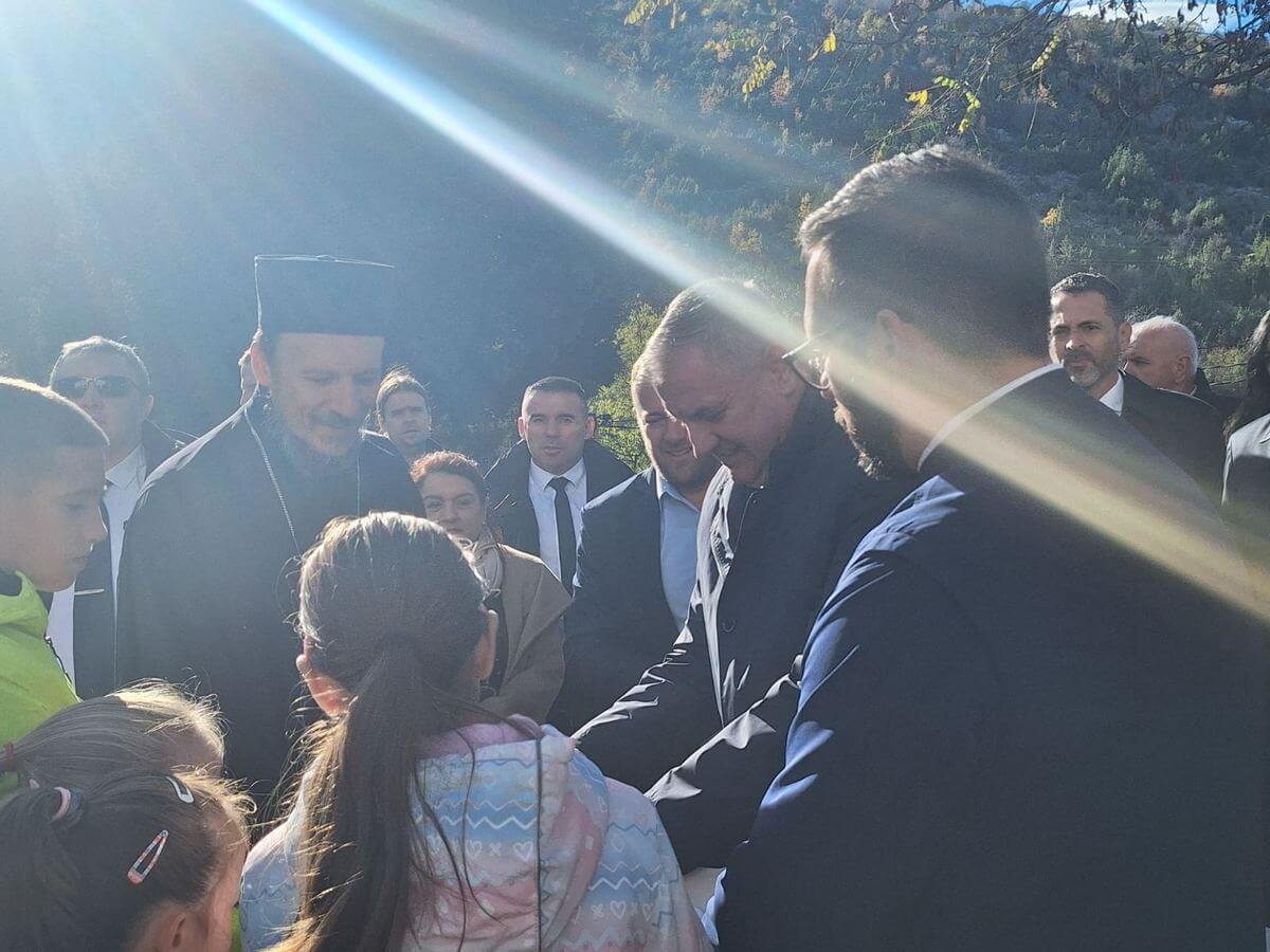 02_Најмлађи_становници_Пребиоваца_са_хљебом_и_сољу_дочекали_су_госте_испред_храмом_1.jpg