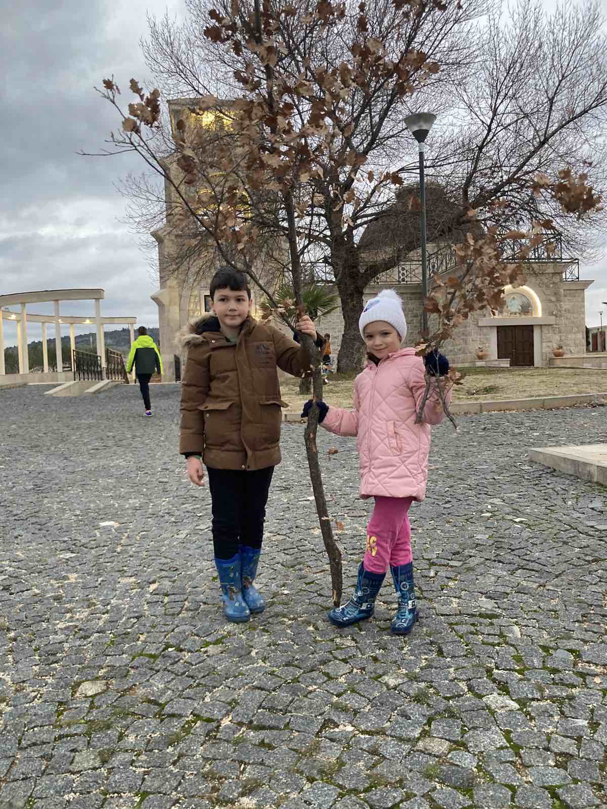 03 Најмлађи из порте храма одлаѕе кући са бадњаком