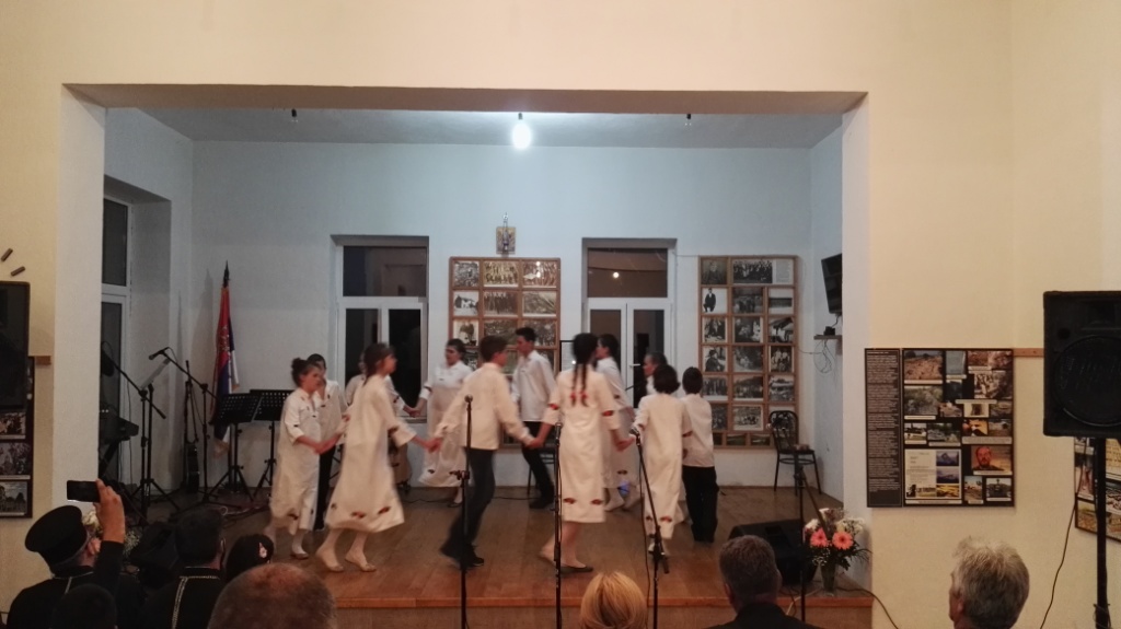 05 Нajmladji na pozornici u Kuturnom duhovnom centru Kralj Milutin u Prebilovcima