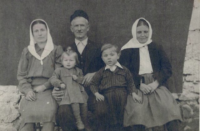 02 Trifko Banđur sa porodicom 1948